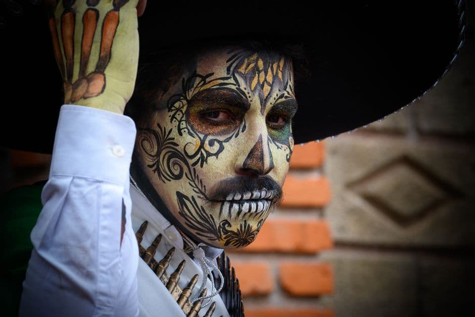La teoría del maquillaje equivocado: cuando romper reglas crea pasarelas